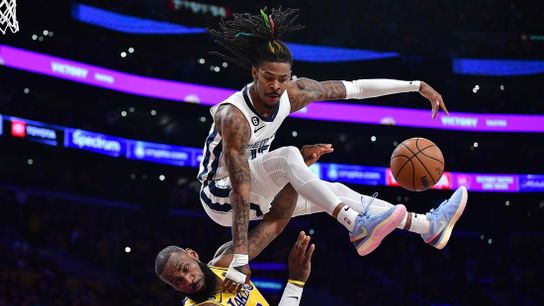 'Old' LeBron James, Lakers aim to eliminate young Grizzlies (NBA)