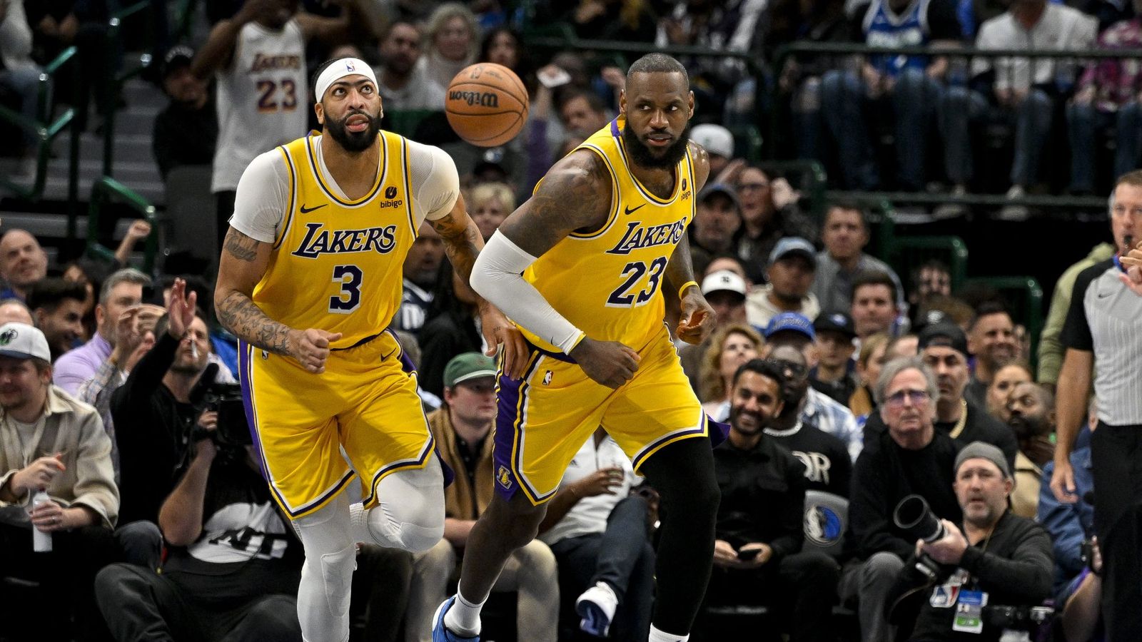 Lakers fall to Mavs despite Davis and James combining for 70 points