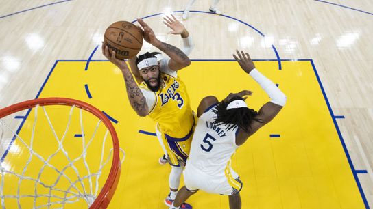 Davis exits with head injury as Lakers unravel (NBA)