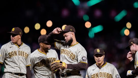 Padres collapse, lose to Giants, 7-4 (MLB)