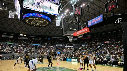 Clippers fall to Jazz in game one of preseason (NBA)
