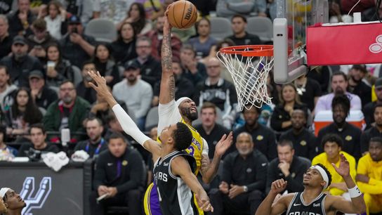Lakers escape San Antonio with narrow win, 122-119 (NBA)