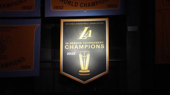 Lakers take right approach with banner unveiling (NBA)