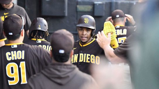 Padres close out season with 11-inning win over White Sox, 2-1 (MLB)