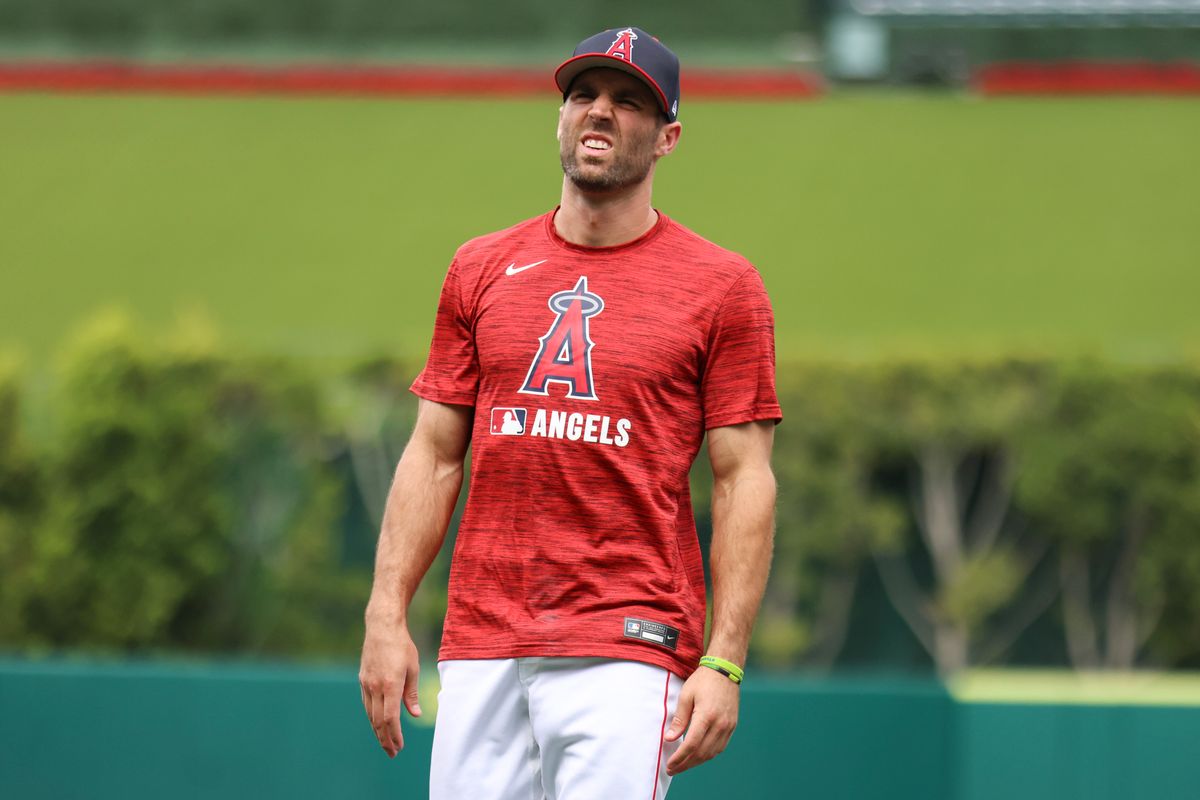 Los Angeles Angels outfielder Chris Taylor (33) warms up before the MLB game against the New York Yankees Wednesday May 28th, 2025 at Angel's Stadium in Anaheim, Calif.