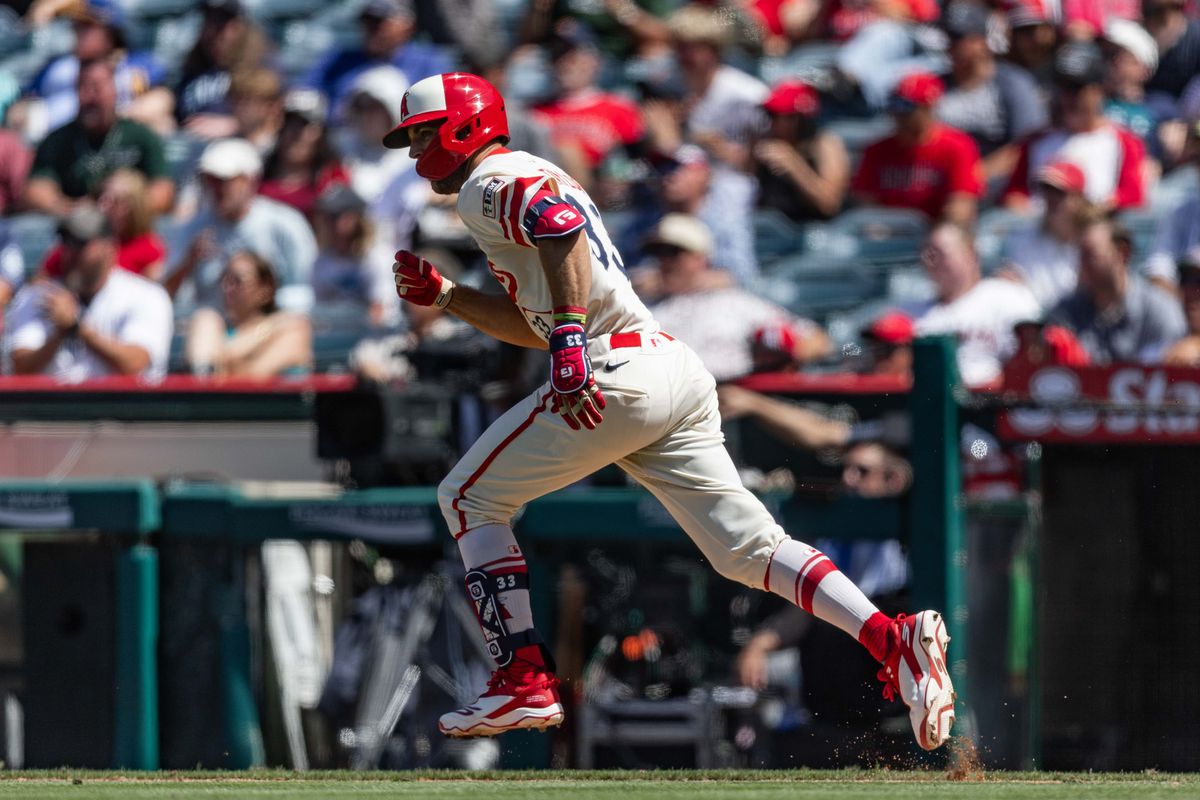 Los Angeles Angels infielder Chris Taylor (33) sprints to first base during the game against the Seattle Mariners on Saturday, June 7, 2025, at Angel Stadium in Anaheim, CA.