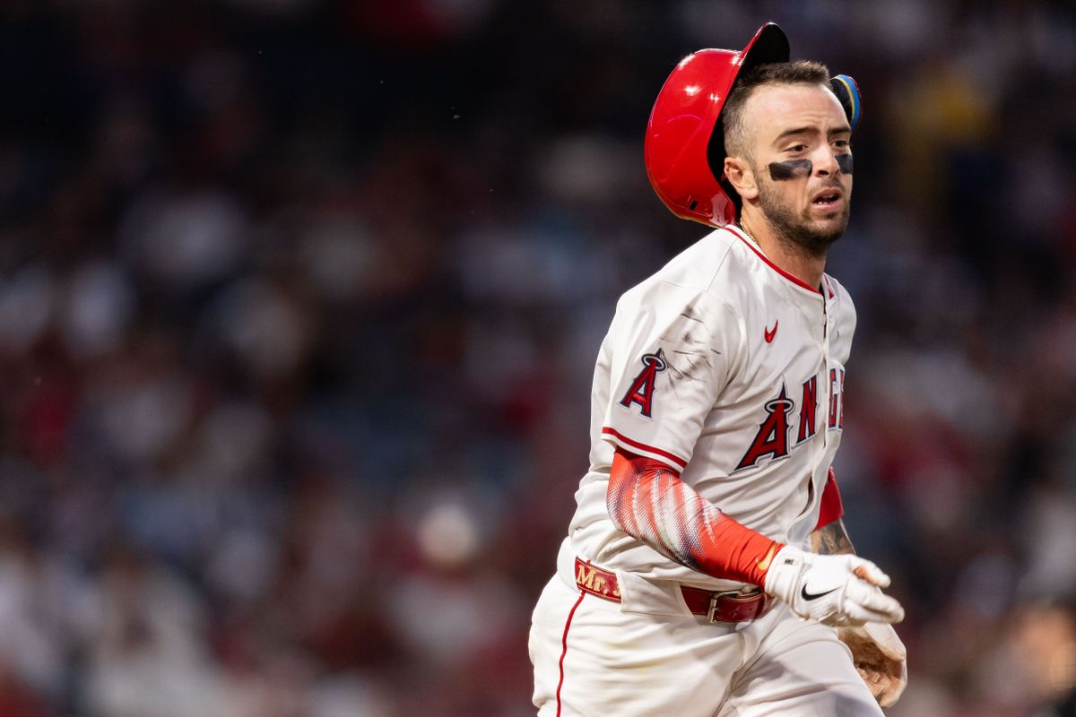 Los Angeles Angels shortstop Zach Neto (9) runs to first base as his hat falls off during the MLB game against the Chicago White Sox, Saturday, August 2nd 2025 at Angel's Stadium in Anaheim, Calif.
