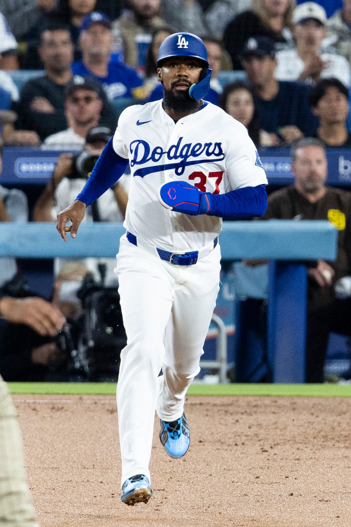 Los Angeles Dodgers left fielder Teoscar Hernandez (37) running the bases during a MLB baseball game against the San Diego Padres, Tuesday September 22, 2026 in Los Angeles, California. Los Angeles Dodgers left fielder Teoscar Hernandez (37) running the bases during a MLB baseball game against the San Diego Padres, Tuesday September 22, 2026 in Los Angeles, California.