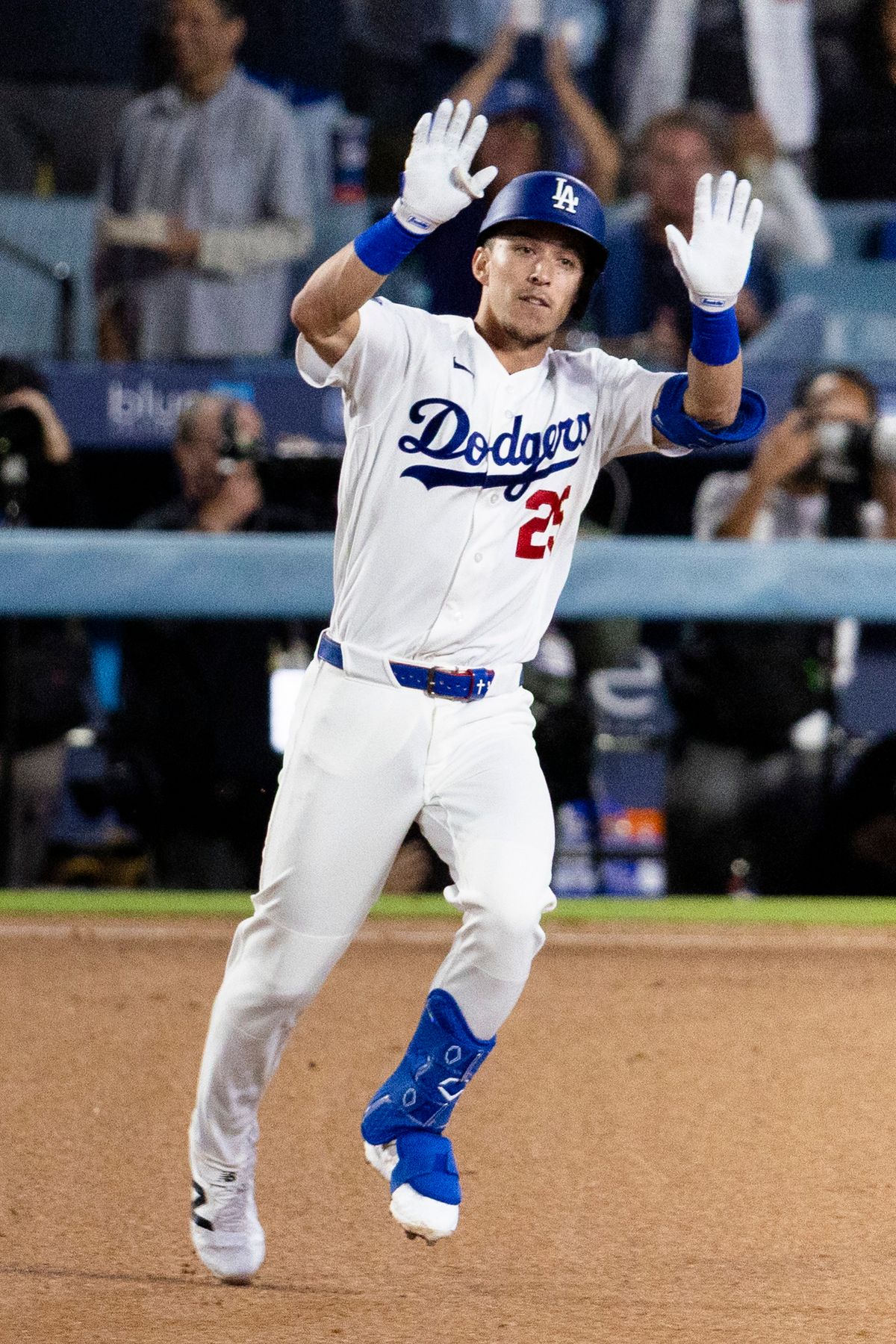 Los Angeles Dodgers second baseman Tommy Edman (25) celebrates a home run while running the bases during a MLB baseball game against the San Diego Padres, Tuesday September 22, 2026 in Los Angeles, California. Los Angeles Dodgers second baseman Tommy Edman (25) celebrates a home run while running the bases during a MLB baseball game against the San Diego Padres, Tuesday September 22, 2026 in Los Angeles, California.
