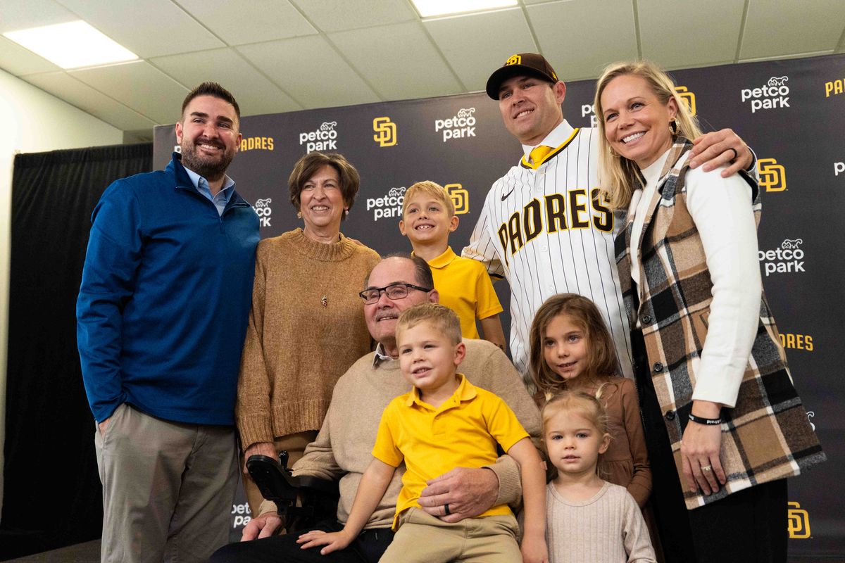 Craig Stammen poses with his family as he is introduced as the new Padres manager, Monday November 10, 2025 in San Diego, Calif.