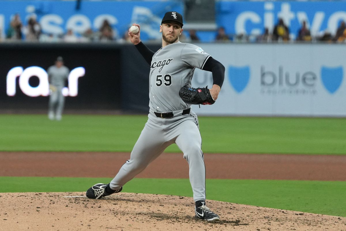 White Sox starting pitcher Sean Burke (59) pitches the ball during an MLB baseball game against the Padres, Saturday May 02, 2026 in San Diego, California.