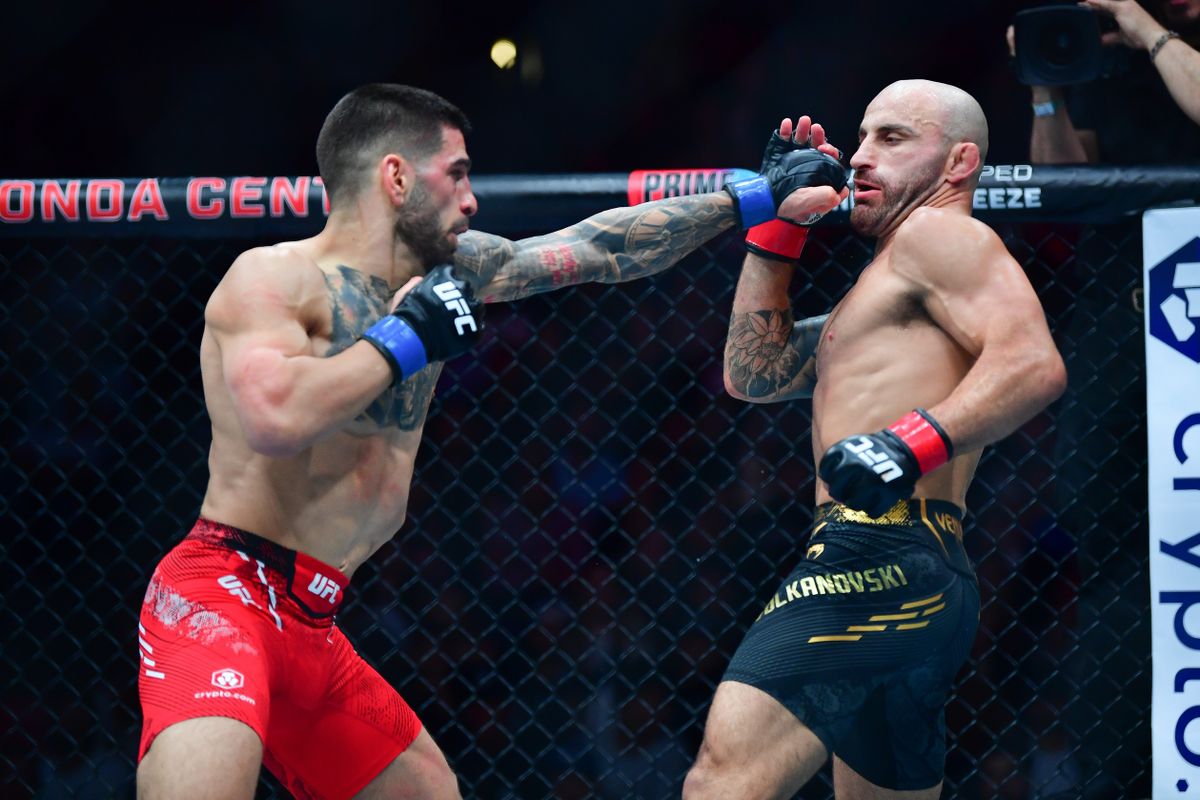 Ilia Topuria (L) and Alexander Volkanovski (R). Gary A. Vasquez/USA Today