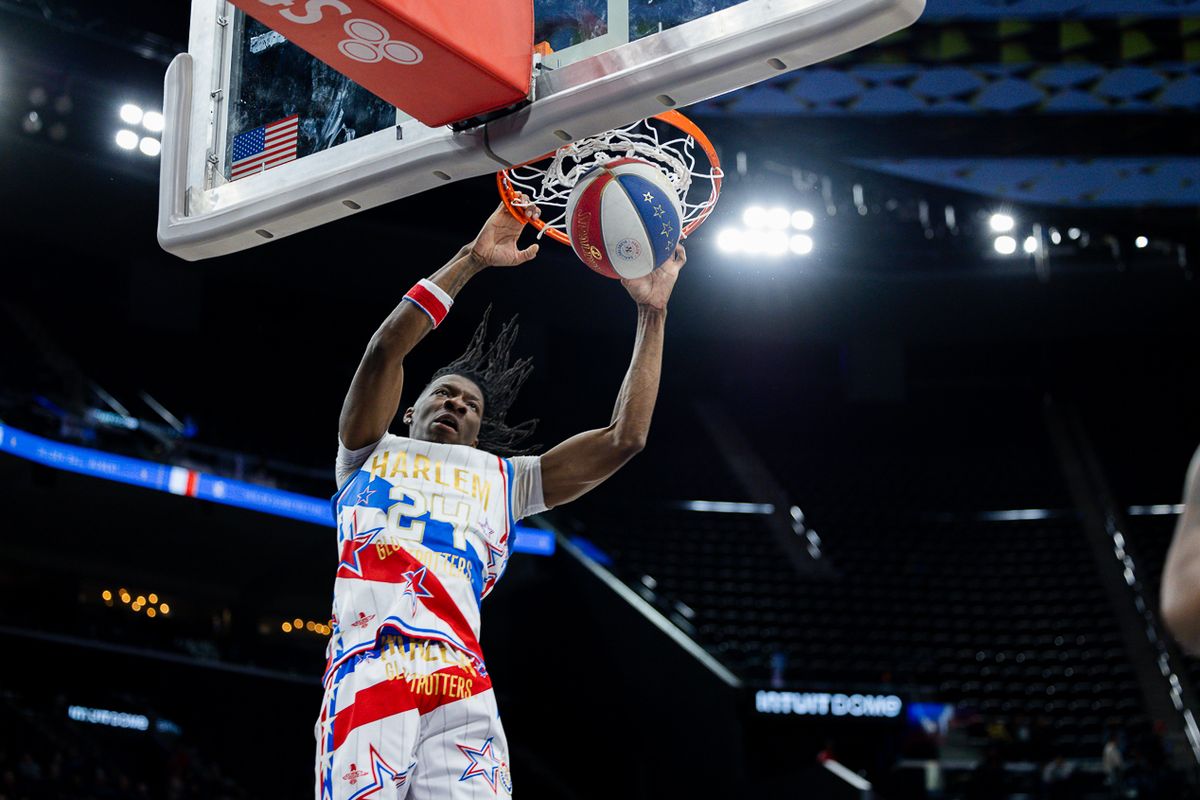 Harlem Globetrotters finisher Dragon Gilmore (24) dunks during a Harlem Globetrotter basketball game against The Washington Generals, Friday February 20, 2026 in Los Angeles.