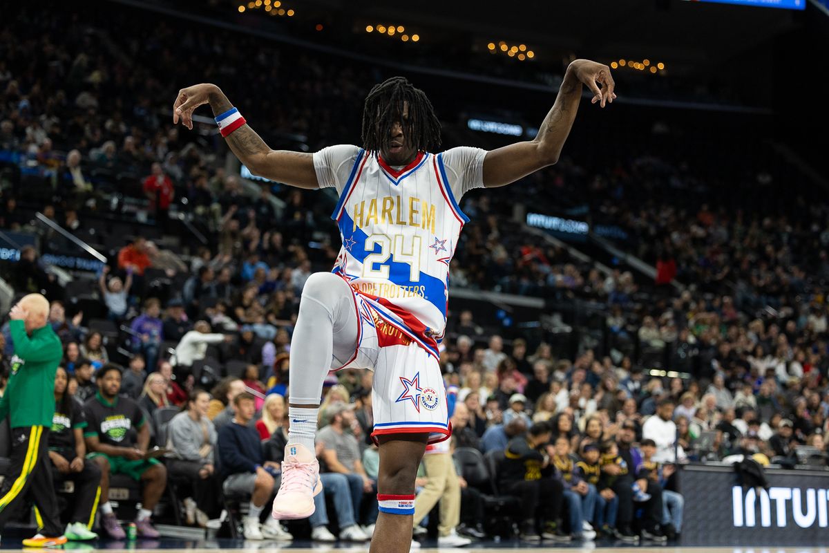Harlem Globetrotters finisher Dragon Gilmore (24) celebrates during a Harlem Globetrotter basketball game against The Washington Generals, Friday February 20, 2026 in Los Angeles.