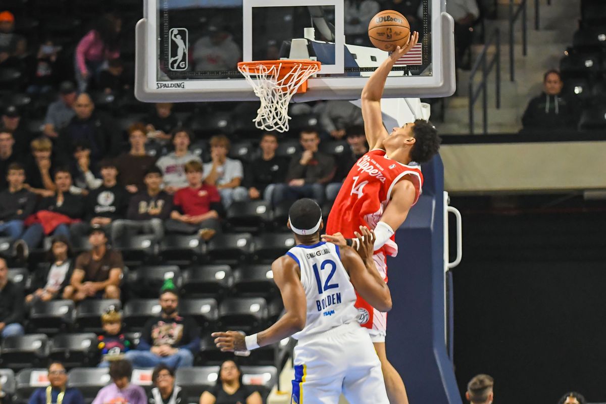 San Diego Clippers  Yanic Niederhauser (14)dunks the ball during an G-League basketball  game against  Santa Cruz Saturday December 13, 2025 inbounds the ball, California.
