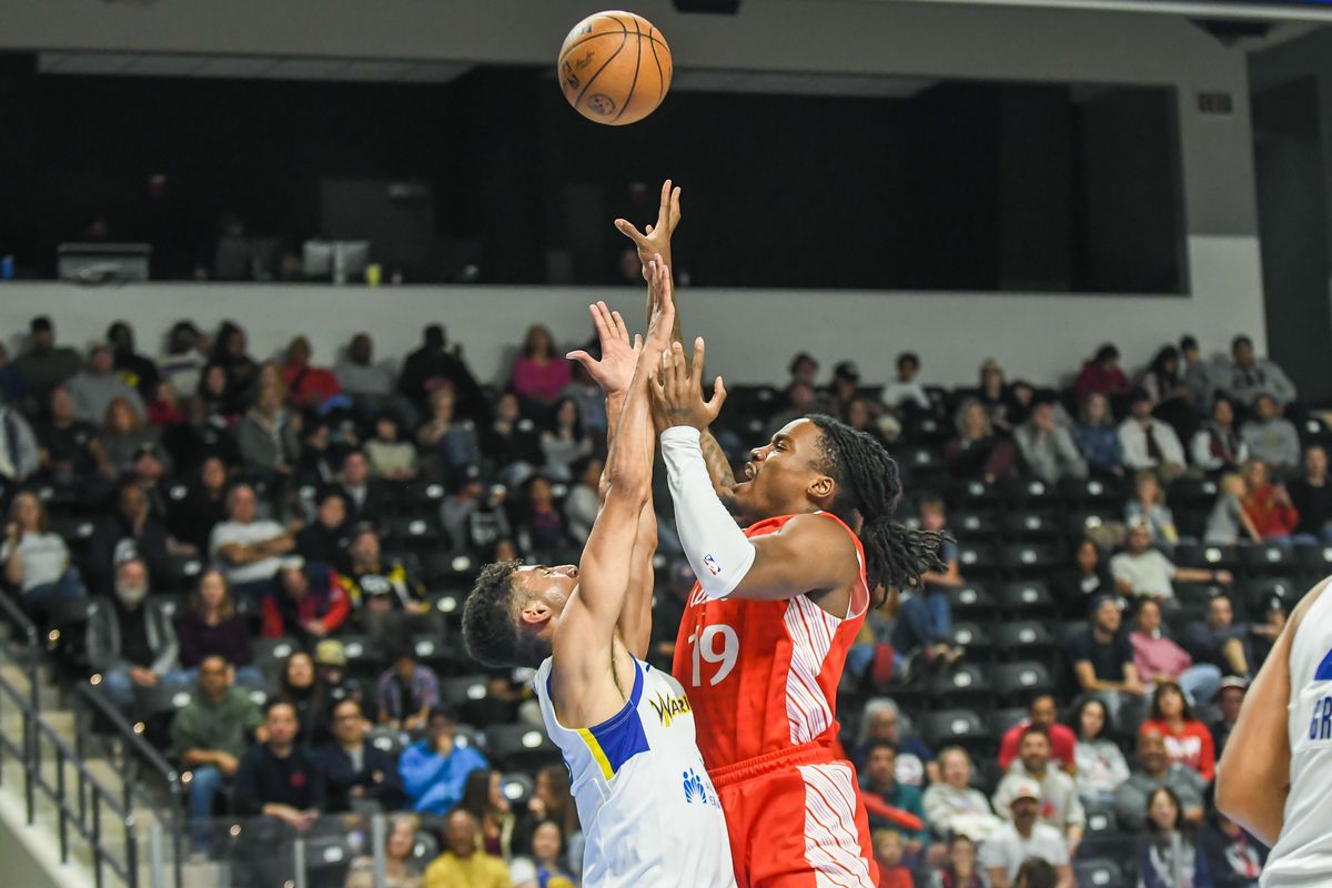 San Diego Clippers  Jahmyl Telfort (19) shoots over the Santa Cruz defender during an G-League basketball  game against   Santa Cruz Saturday December 13, 2025 in, California.