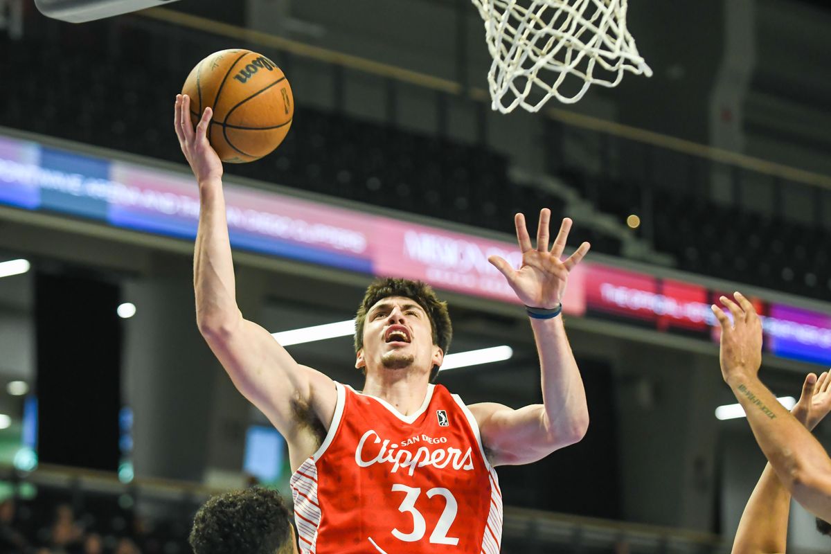 San Diego Clippers  Zach Freemantle (32) goes up strong for the shot during an G-League basketball  game against   Santa Cruz  Saturday December 13, 2025 in, California.