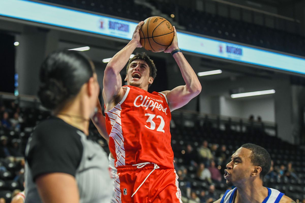 San Diego Clippers  Zach Freemantle (32) goes up strong for the shot during an G-League basketball  game against   Santa Cruz  Saturday December 13, 2025 in, California.