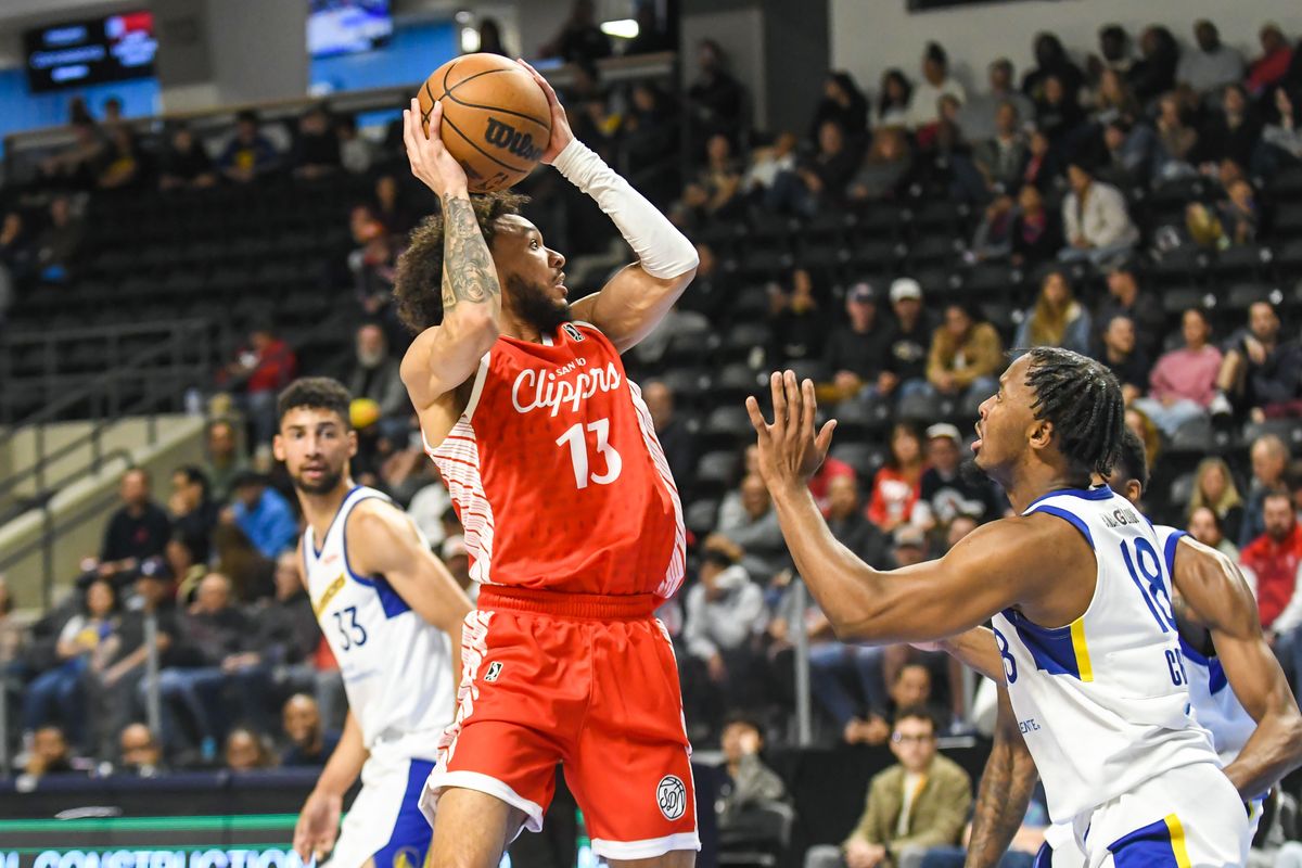 San Diego Clippers  Jaelen House (13) shoots over Santa Cruz guard L.J.Santa Cruz Saturday December 13, 2025 in, California.