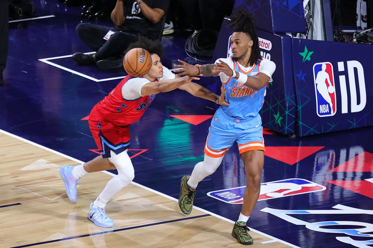 San Antonio Spurs guard Stephon Castle (5) passes the basketball during the NBA Rising Stars game on February 13, 2026 in Inglewood, CA.