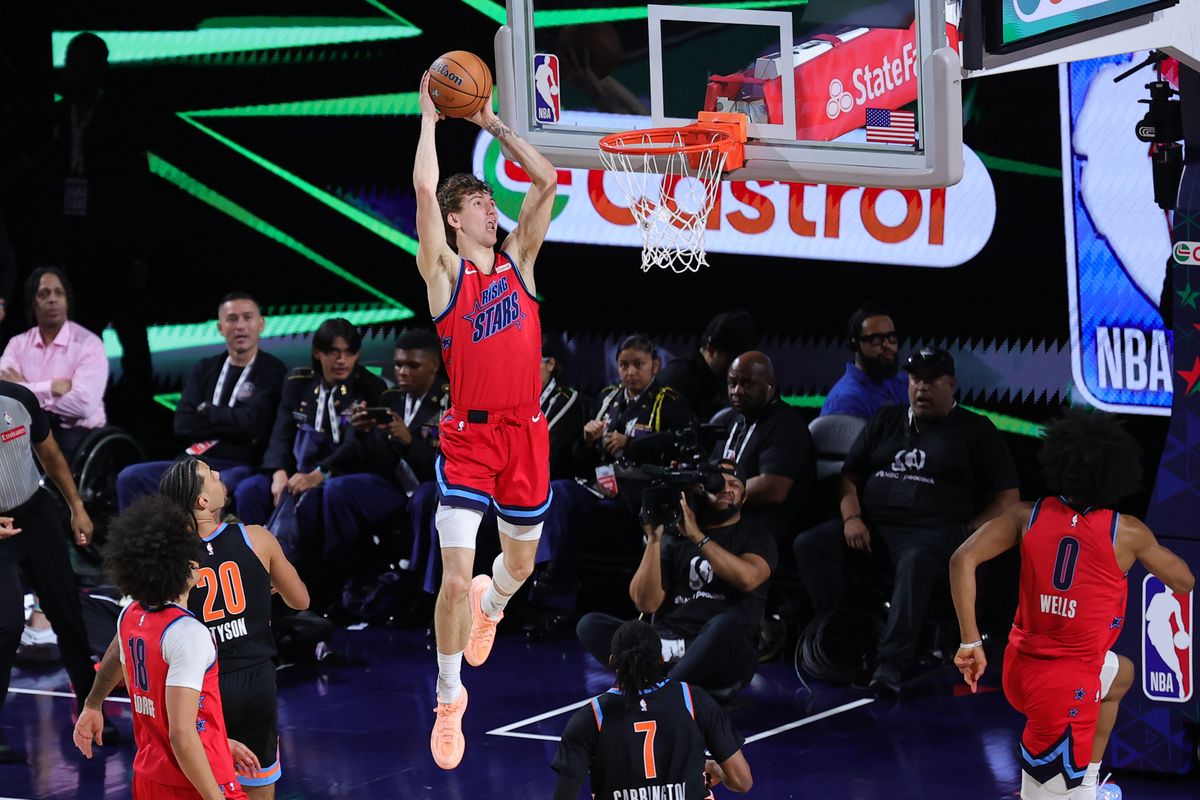 Chicago Bulls forward Matas Buzelis (14) attempts a slam dunk during the NBA Rising Stars game on February 13, 2026 in Inglewood, CA.