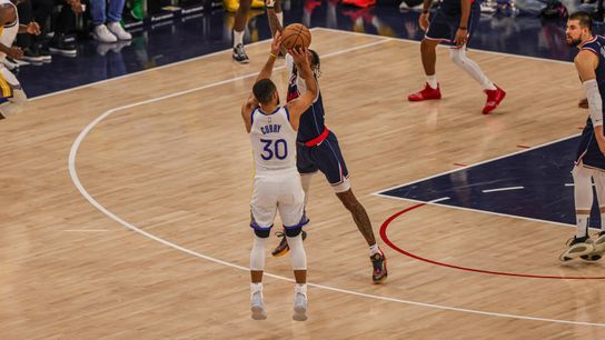 Golden State Warriors Guard Stephen Curry (30) an NBA basketball game against the Los Angeles Clippers, Monday November 18th, 2024 in Inglewood, California. 