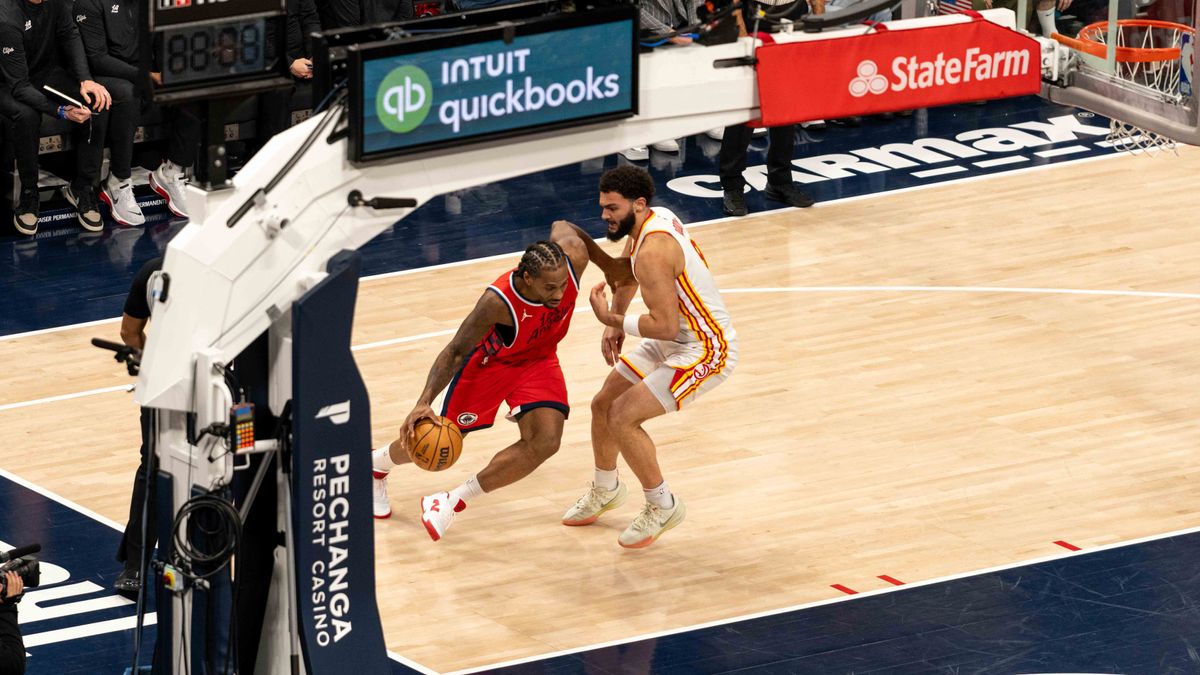 Kawhi Leonard drives to the basket. 