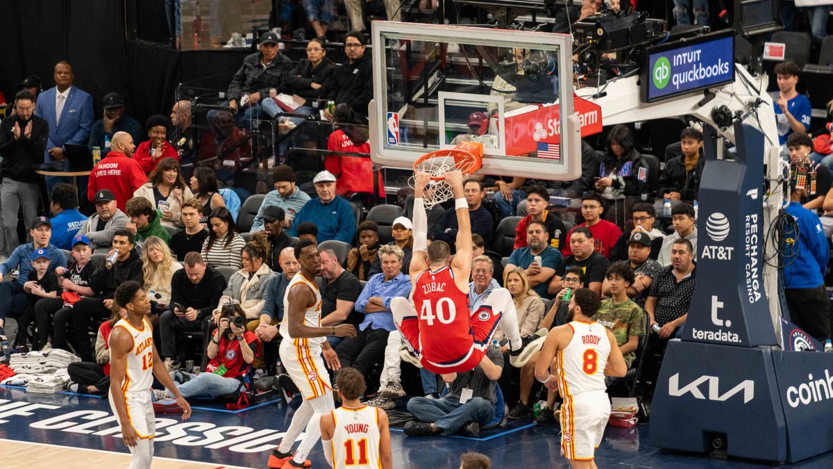 Ivica Zubac with the big slam dunk. 