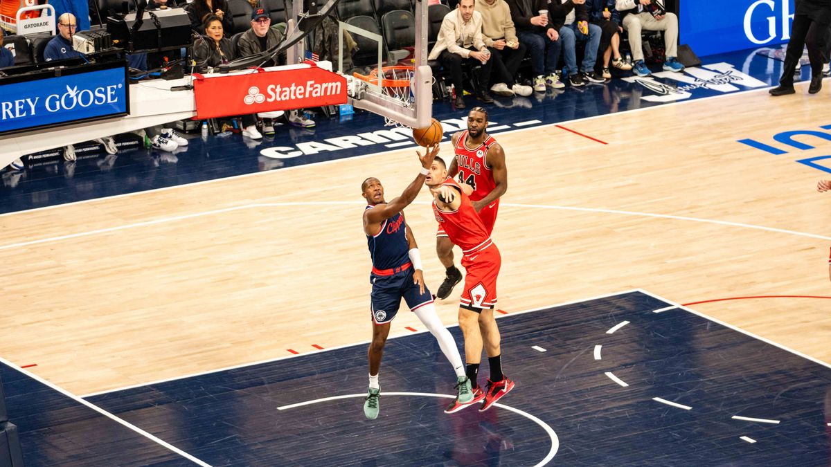 Kris Dunn with a acrobatic layup Kris Dunn with a acrobatic layup