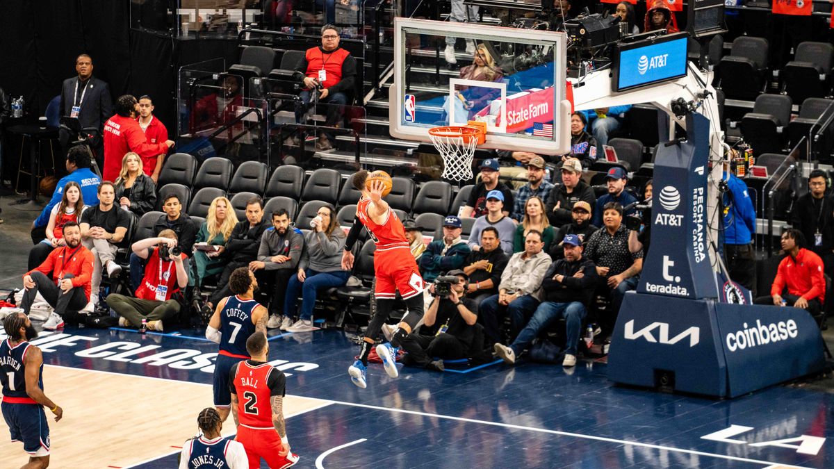 Zach Lavine with a huge slam dunk Zach Lavine with a huge slam dunk