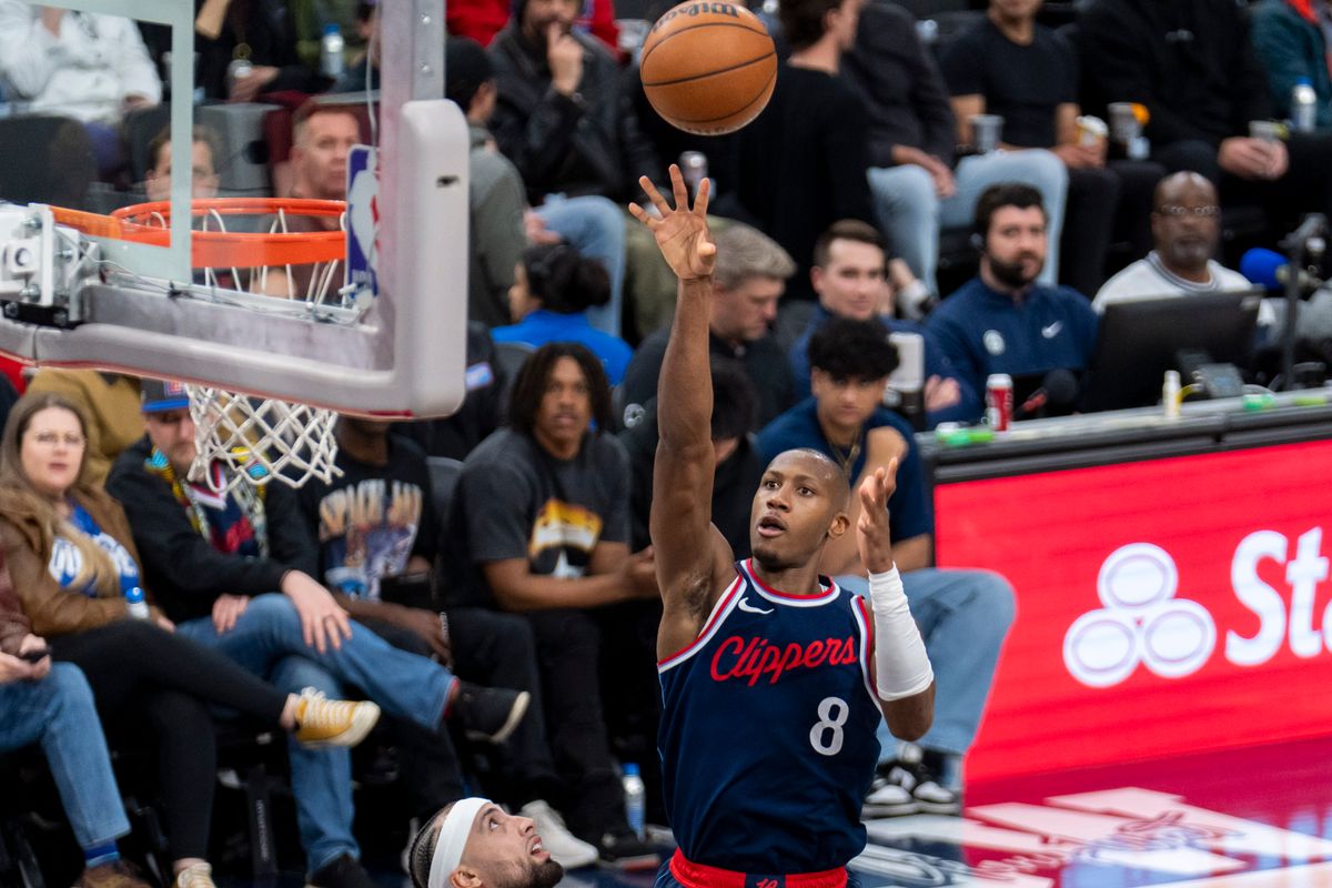 Los Angeles Clippers guard Kris Dunn (8) shoots a floater in the lane during an NBA basketball game against the New Orleans Pelicans, Wednesday April 2nd, 2025 in Inglewood, California. Los Angeles Clippers guard Kris Dunn (8) shoots a floater in the lane during an NBA basketball game against the New Orleans Pelicans, Wednesday April 2nd, 2025 in Inglewood, California.