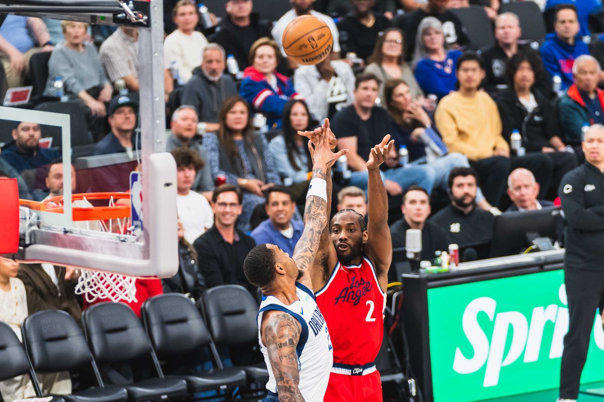 Los Angeles Clippers forward Kawhi Leonard (2) shoots a jumper during an NBA basketball game against the Dallas Mavericks, Friday April 4th, 2025 in Inglewood, California. 