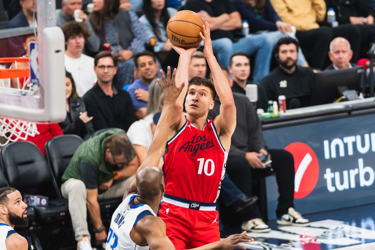 Los Angeles Clippers guard Bogdan Bogdanovic (10) shoots a jump shot during an NBA basketball game against the Dallas Mavericks, Friday April 4th, 2025 in Inglewood, California. 