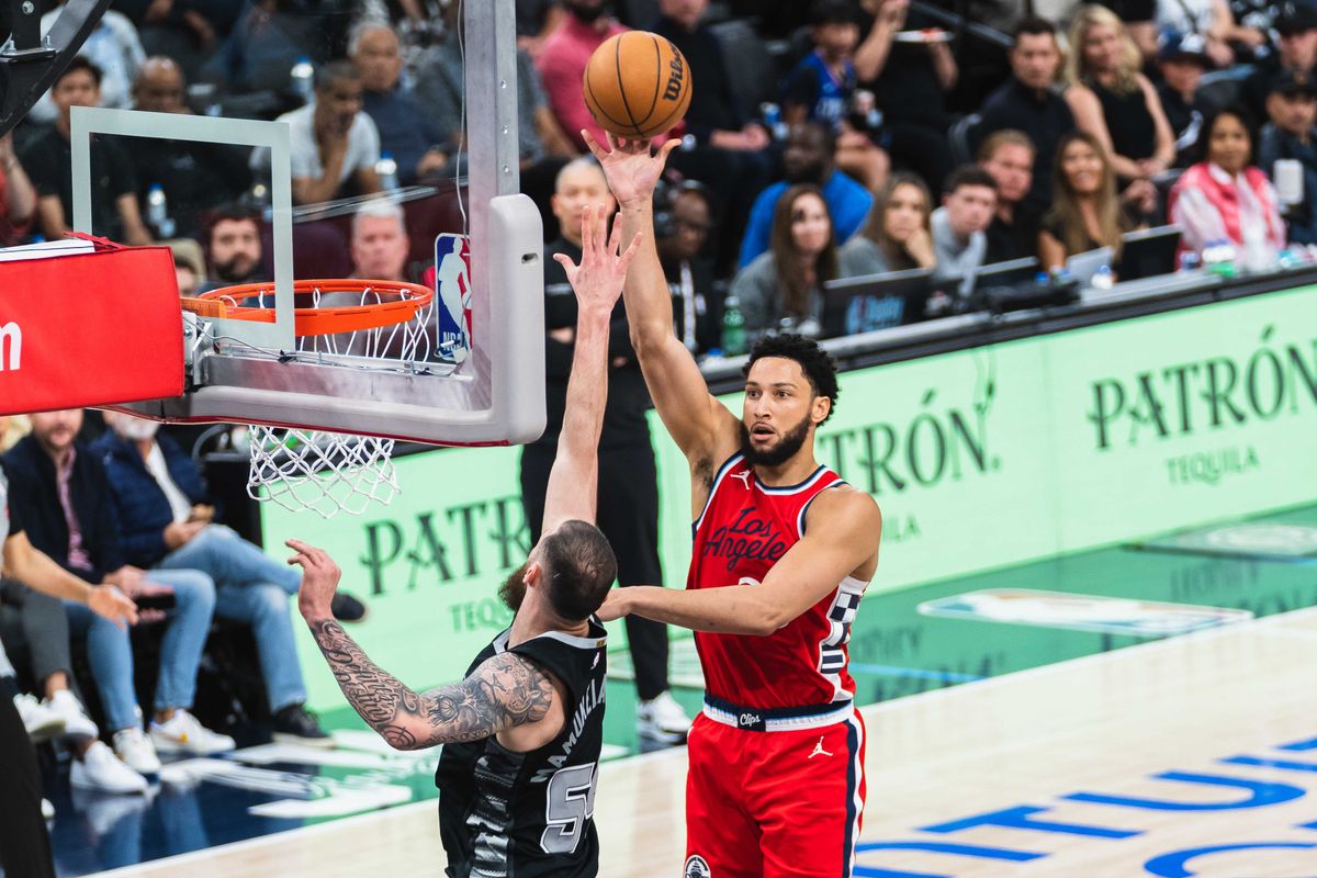 Los Angeles Clippers forward Ben Simmons  (25) looking to score during an NBA basketball game against the San Antonio Spurs, Tuesday April 8th, 2025 in Inglewood, California. 