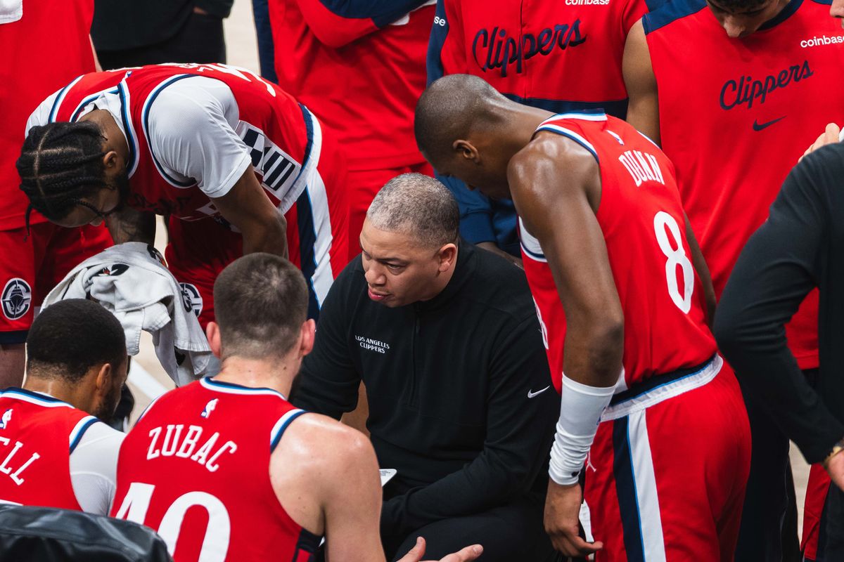  Los Angeles Clippers coach Tyronn Lue speaking to his players during an NBA basketball game against the San Antonio Spurs, Tuesday April 8th, 2025 in Inglewood, California.