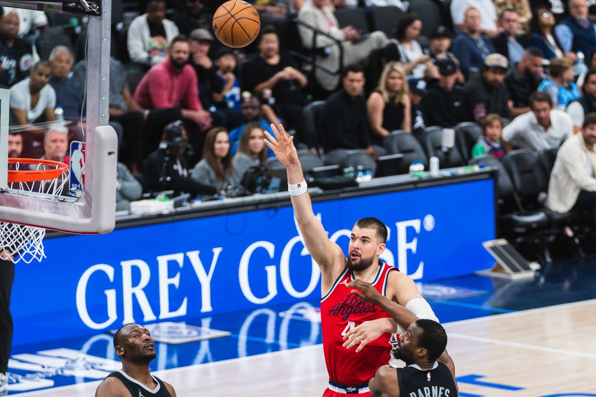 Los Angeles Clippers center  Ivica Zubac  (40) takes a hook shot during an NBA basketball game against the San Antonio Spurs, Tuesday April 8th, 2025 in Inglewood, California. 
