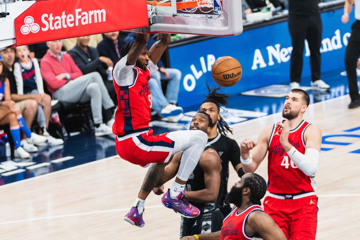 Los Angeles Clippers forward Derrick Jones Jr (55) dunking the ball during an NBA basketball game against the San Antonio Spurs, Tuesday April 8th, 2025 in Inglewood, California. 