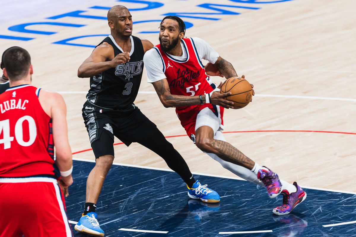 Los Angeles Clippers forward Derrick Jones Jr (55) driving into the lane during an NBA basketball game against the San Antonio Spurs, Tuesday April 8th, 2025 in Inglewood, California. 