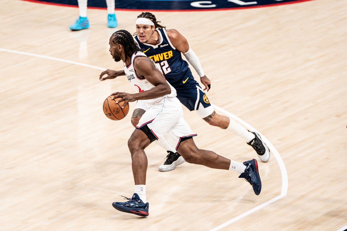 Los Angeles Clippers SF Kawhi Leonard (2) attacks the rim during an NBA pre-season basketball game against the Denver Nuggets, Sunday October 12th, 2025 in Inglewood, California. 