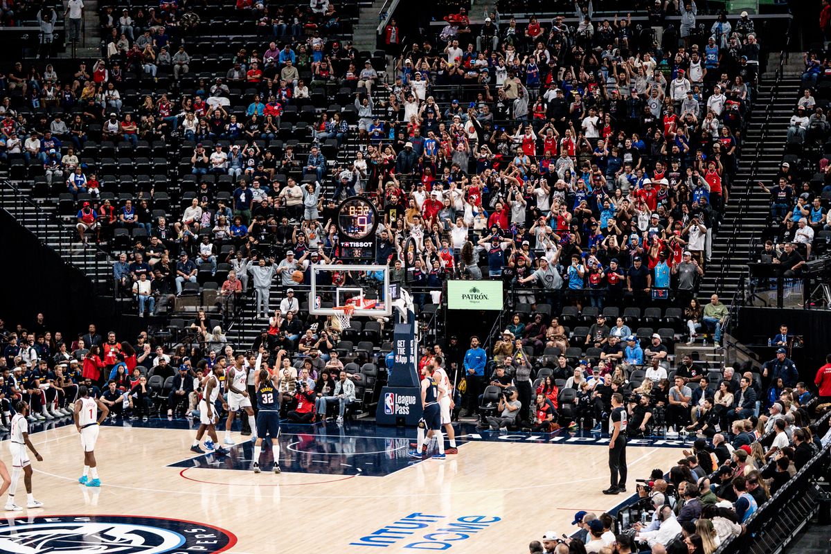 Los Angeles Clippers The Wall tries to make the opponent miss a free throw during an NBA pre-season basketball game against the Denver Nuggets, Sunday October 12th, 2025 in Inglewood, California. 