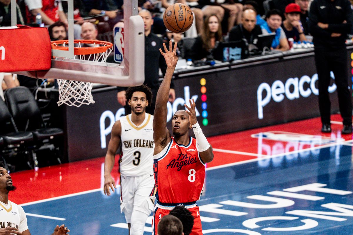 Los Angeles Clippers G Kris Dunn (8) shoots a floater during an NBA basketball game against the New Orleans Pelicans, Friday October 31st, 2025 in Inglewood, California. 