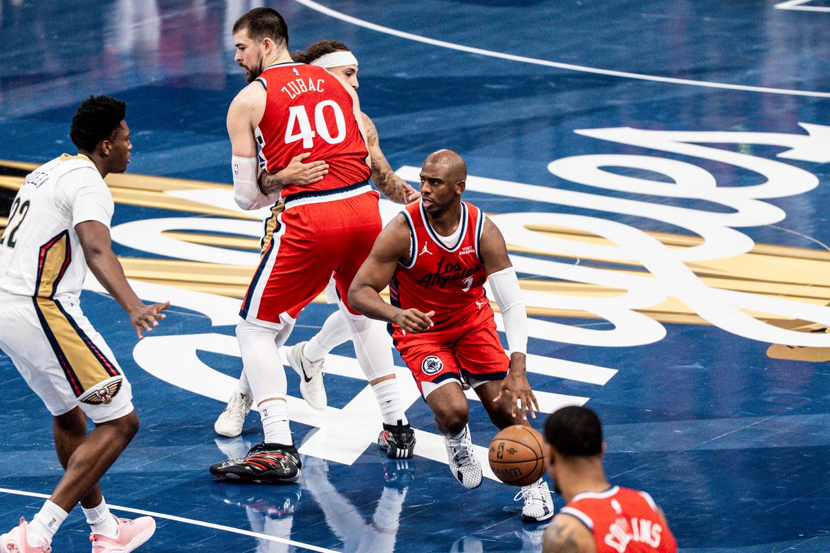 Los Angeles Clippers G Chris Paul (3) uses a screen to set up the play during an NBA basketball game against the New Orleans Pelicans, Friday October 31st, 2025 in Inglewood, California. 