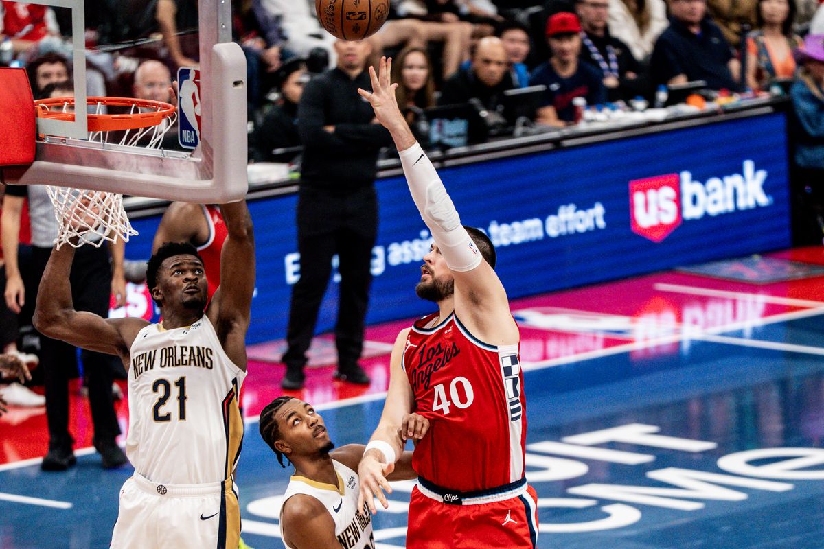 Los Angeles Clippers C Ivica Zubac (40) shoots a sky hook during an NBA basketball game against the New Orleans Pelicans, Friday October 31st, 2025 in Inglewood, California. 
