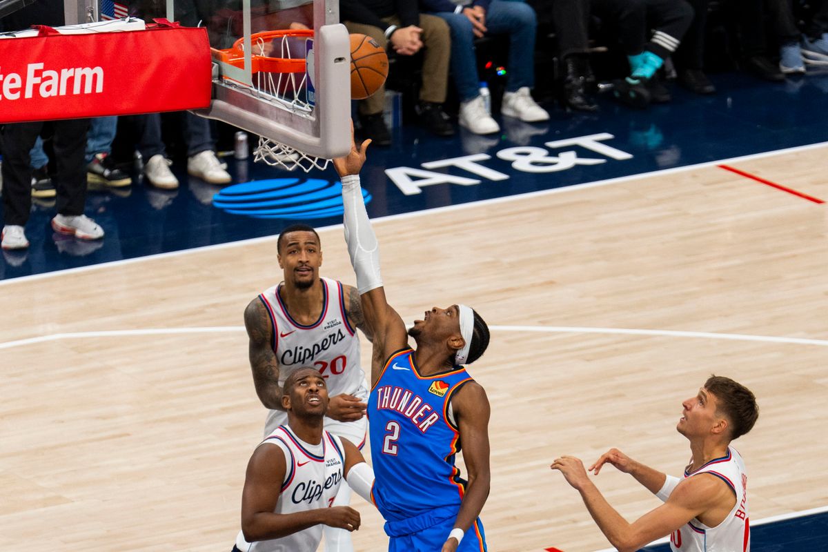 Oklahoma City Thunder guard Shai Gilgeous-Alexander (2) makes a layup during an NBA basketball game against the Los Angeles Clippers, Tuesday November 4th, 2025 in Los Angeles, California. 