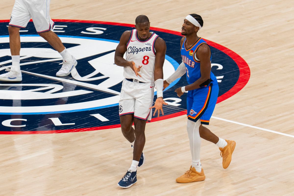 Los Angeles Clippers guard Kris Dunn (8) celebrates his made three during an NBA basketball game against the Oklahoma City Thunder, Tuesday November 4th, 2025 in Los Angeles, California.