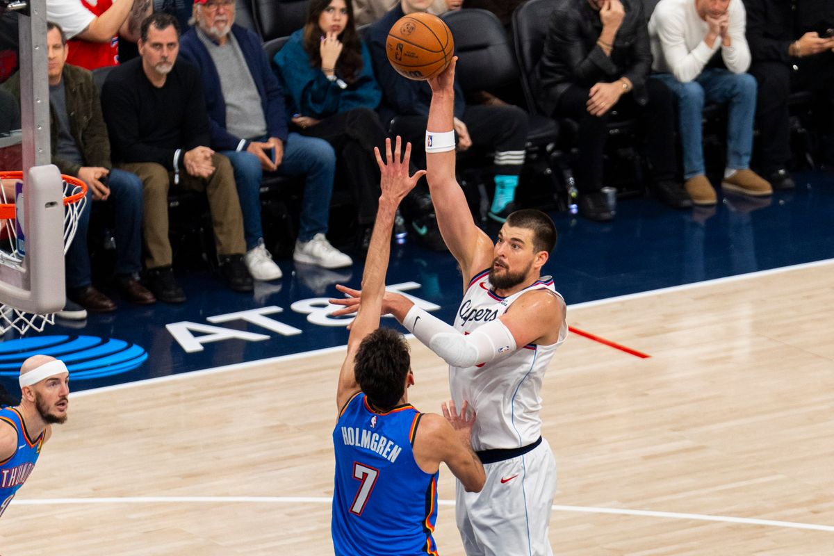 Los Angeles Clippers center Ivica Zubac (40) takes a hook shot during an NBA basketball game against the Oklahoma City Thunder, Tuesday November 4th, 2025 in Los Angeles, California.