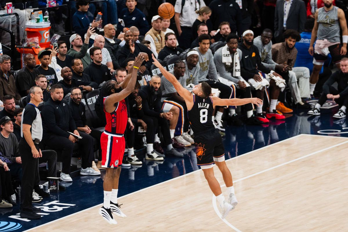 Los Angeles Clippers guard James Harden (1) shooting a three-pointer at an NBA basketball game against the Phoenix Suns, Saturday November 8th, 2025 in Inglewood, California. Los Angeles Clippers guard James Harden (1) shooting a three-pointer at an NBA basketball game against the Phoenix Suns, Saturday November 8th, 2025 in Inglewood, California.