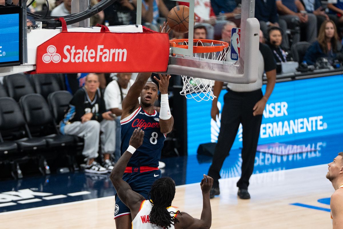 Los Angeles Clippers Guard Kris Dunn (8) attacks the paint and shoots a floater at an NBA basketball game against the Atlanta Hawks, Monday November 10th, 2025 in Inglewood, California. 
