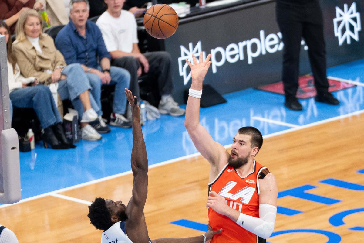 Los Angeles Clippers center Ivica Zubac (40) takes a hook shot at an NBA basketball game against the Dallas Mavericks, Saturday November 29th, 2025 in Inglewood, California. 
