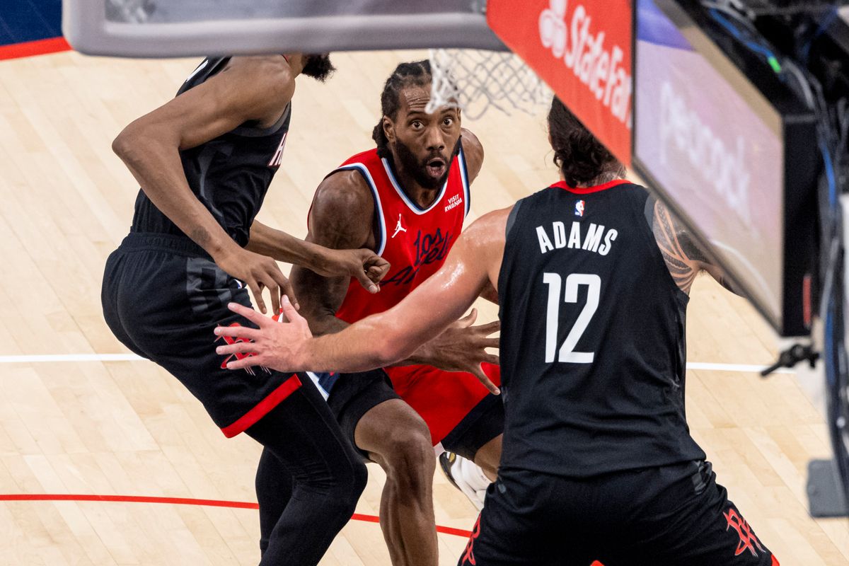 Kawhi Leonard #2 of the LA Clippers drives towards the basket during an NBA basketball game against the Houston Rockets, Tuesday December 23, 2025 in Inglewood, Calif.